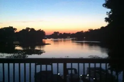 Image de Sunset View, 2 histoire Lake Home, 4br, 2bth, pour 12 personnes confortablement