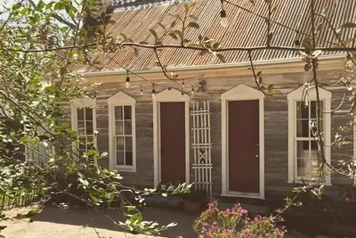 Image de À quelques rues de la place historique de Granbury et des festivals!