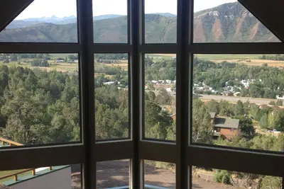Image de Luxe, confort et style dans cette spectaculaire maison Basalt Mountain!