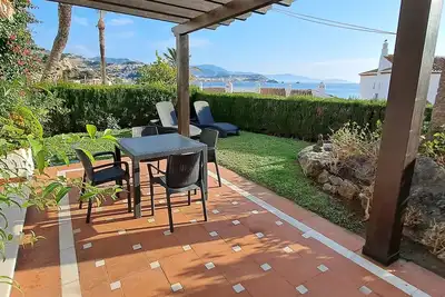 Image de Appartement calme avec une grande cour arrière, proche du port et de la plage.