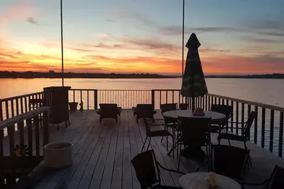 Image de Vues incroyables, emplacement parfait et grande maison du lac amusant