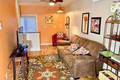 Image de Clean and Comfy Cottage & A proximité de tout! ! . Profitez de notre ville de montagne pittoresque!