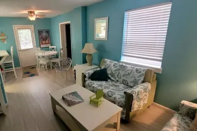 Image de Ocean vous attend juste au dessus des dunes! Maison mitoyenne mise à jour avec plan d'étage ouvert!