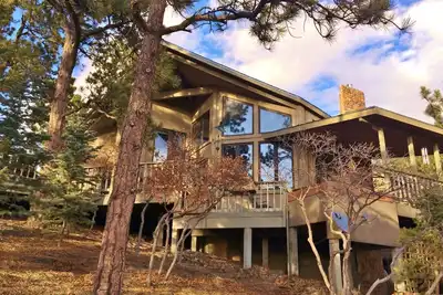 Image de Belle maison entourée de grands pins et de superbes vues sur la montagne