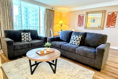 Image de 2 Bedroom 2 Waikiki locations de vacances partielle sur l'océan Vues!