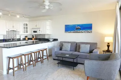 Image de ** Mise à jour Waikiki Banyan, 1 chambre, 4 couchages, vue partielle sur l'océan, à pied de la plage