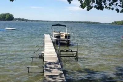 Image de Vous ne pouvez pas obtenir plus près du lac que dans cette cabine sur Gun Lake.