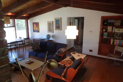 Image de Authentique merveille du milieu du siècle, dans le quartier calme et recherché de la mi-ville.