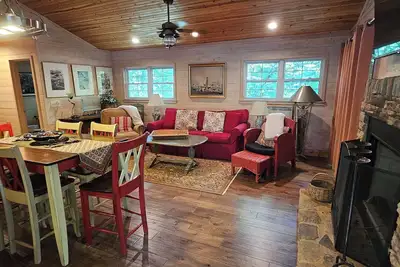 Image de Cabine Bascom / Luxe dans les moindres détails! Nouvelle Cvc centrale et suite principale King!