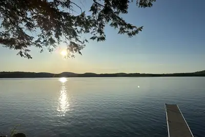 Image de Maison de vacances avec 100 pieds de façade privée sur le lac - Grande escapade d'automne! !