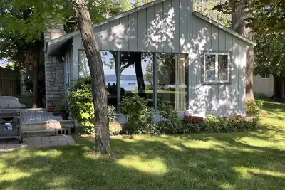 Image de Belle villa au bord du lac sur la rive immaculée et sablonneuse du lac Big Glen!