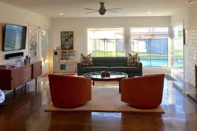 Image de Maison familiale privée au milieu du siècle dans les Bermudes Dunes Cc