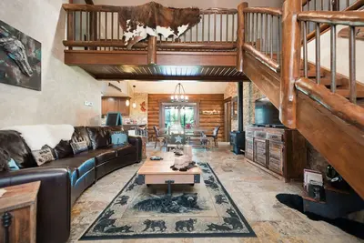 Image de Cabin Special Rates Animaux acceptés Connexion, pour 8 personnes, bain à remous, pêche et ski Galore
