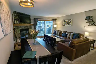 Image de Condo rénové avec WiFi gratuit, parking, piscine chauffée, bains à remous, navette pour les skieurs