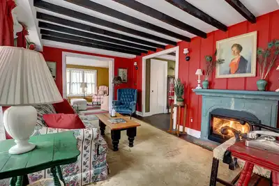 Image de Tannery Brook Cottage: Jardin en terrasse avec patio, cascade et foyer.