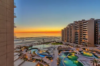 Image de Giant 3 Bed 3 Unité de coin de bain à Las Palomas - Wrap Around Bacony - 3 lits king