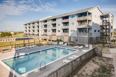 Image de Prestations de qualité supérieure, piscine de condo / complexe hôtelier de niveau supérieur semi-océan, promenade en bord de plage