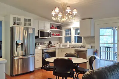 Image de Saugatuck Riverfront Cottage, vue imprenable, emplacement en ville, petits animaux domestiques admis