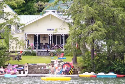 Image de Cottage pittoresque du lac Forested Lake