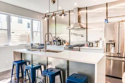 Image de Moderne, cuisine du chef, terrasse sur le toit, salles de bains de type spa