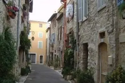 Image de Vence - Belle maison construite dans les remparts du village médiéval