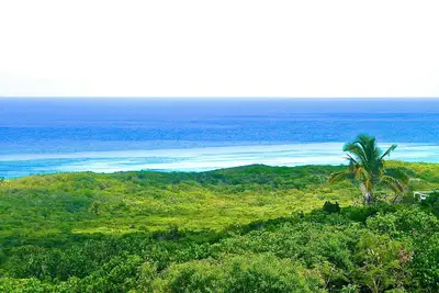 Escalier vers une vue paradisiaque, panorama élevé de l'île