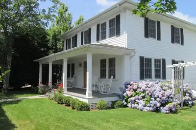 Image de Edgartown Village - Maison Familiale Spacieuse et Lumineuse Avec Maison D'amis