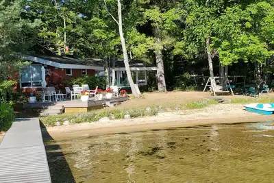 Image de Belle plage de sable sur le lac Long, région de Traverse City.