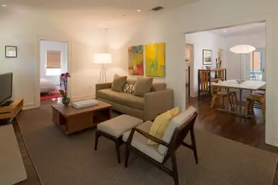 Image de Bungalow des années 1930 entièrement rénové à Travis Heights