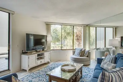 Image de 223 Shorewood ~ Maison de ville sur deux niveaux dans un complexe en bord de mer, près de Coligny!