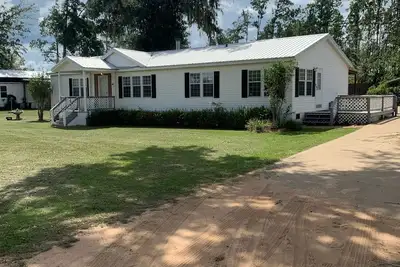 Image de En face du lac Seminole! Près de Big Jim’s!