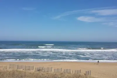 Image de Emplacement Oceanside! 1 pâté de maisons de la plage et des commerces. Excellentes critiques! Grands tarifs!