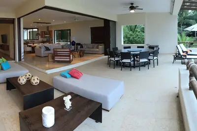 Image de 4 chambres, 4 salles de bains, service de concierge entièrement équipée pour des vacances familiales.