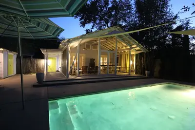 Image de 1 1/2 bloc de la plage avec piscine privée