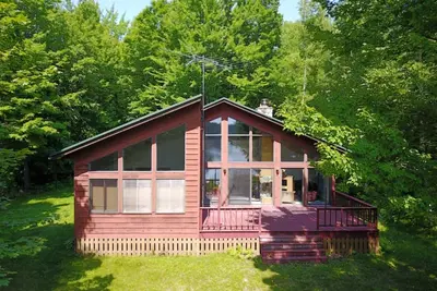 Image de Private Lake House avec 2200 pieds de façade sur 20 acres