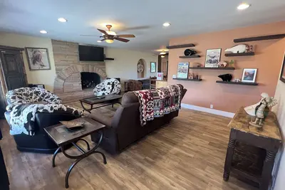 Image de Oasis du lac Powell. Voir la marina de Wahweap depuis la cour arrière.