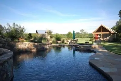 Image de Composé familial unique près de Callaway Gardens, parfait pour les mariages et les réunions