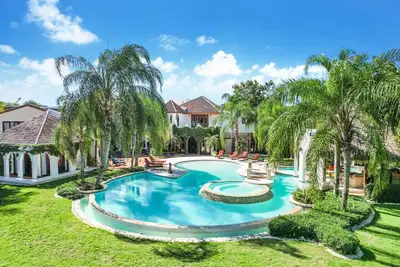 Image de Extravagant Golf Front Mansion Proche De L'Ocean Avec Cuisine, Butler, Maids, Golf Carts