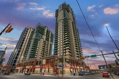 Image de Vue panoramique du centre-ville par Stampede Bmo