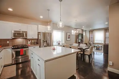 Image de Maison de vacances exécutive à travers Nike Hq / VillaSports Gym / Spa, Business ou Family