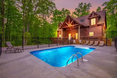 Image de Magnifique lodge de 5 chambres avec piscine creusée de saison et nouveau théâtre sur mesure. Près des falaises de Cantwell