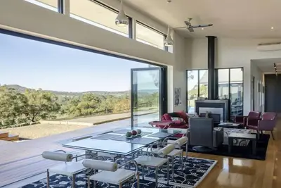 Image de Un feu de cheminée avec un verre de vin est la parfaite escapade hivernale dans la vallée de la Yarra