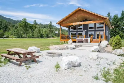 Image de Cabine pour les familles et les animaux domestiques Situé à distance de marche de la rivière Wenatchee.