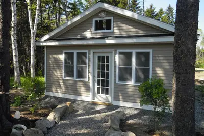 Image de Cottage avec dortoir. Cour spacieuse avec la vie privée. Près de Beach Head
