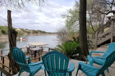 Image de 5br + / 4ba Waterfront Family Retreat pour 12 personnes confortablement.