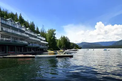 Image de One Suite Getaway. Lakefront 2 chambres dans le Shuswap