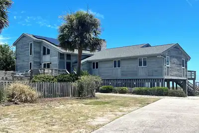 Image de Maison classique sur la plage de Sullivan's Island avec piscine et bain Ă remous