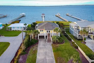 Image de Incroyable Sound Front Cottage avec jetée privée et piscine creusée! ! !