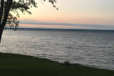 Image de Beauté et tranquillité toute l'année dans cette maison au bord du lac avec quai.