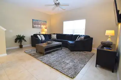 Image de Maison en rangée avec 5 chambres et 4 salles de bain, piscine, installations du complexe Paradise Palms